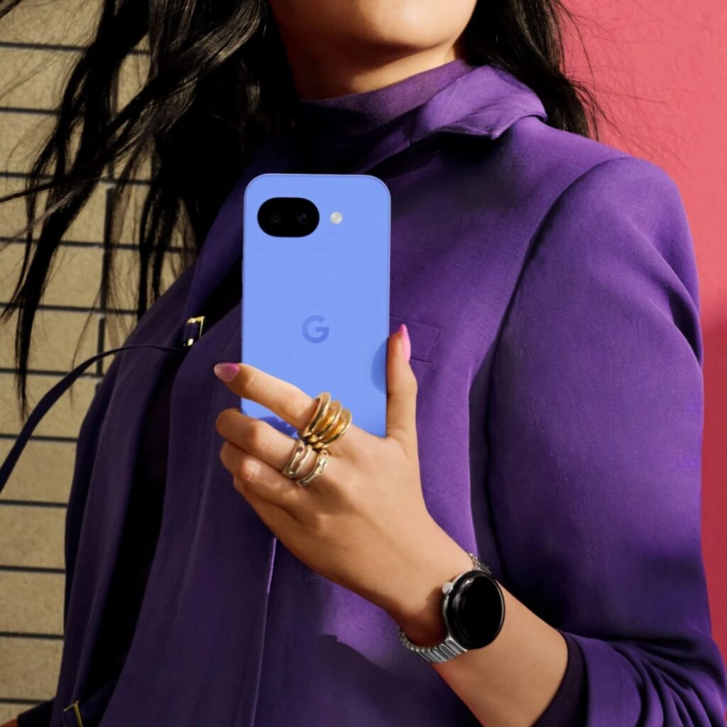 Personne utilisant un Google Pixel 10a en couleur lavender