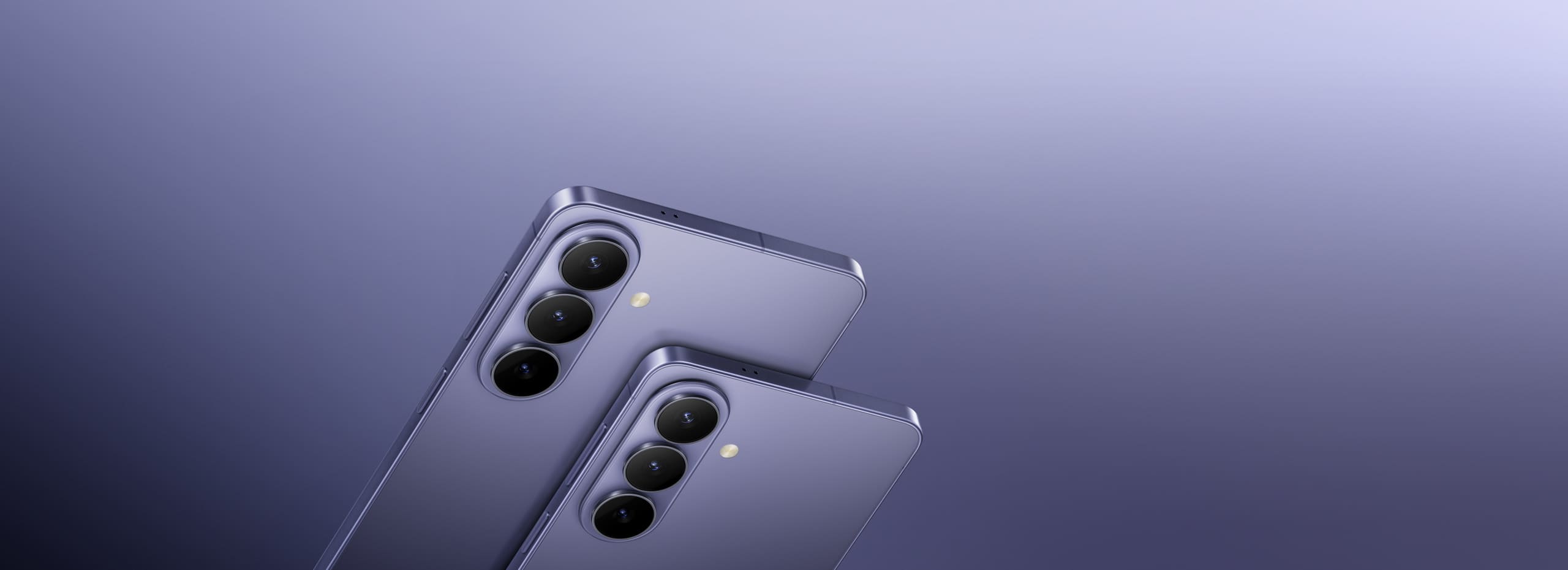 Vue arrière de deux smartphones Samsung Galaxy S26 en coloris violet montrant le triple capteur photo vertical et le nouveau design aux bords plats.