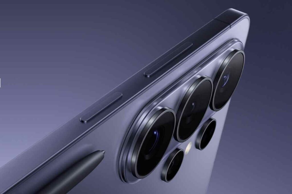 Gros plan sur l'impressionnant bloc photo du S26 Ultra. Si le S26 standard est équilibré, cette version Ultra repousse les limites de la photographie mobile avec son zoom optique périscopique et son stylet S Pen intégré.