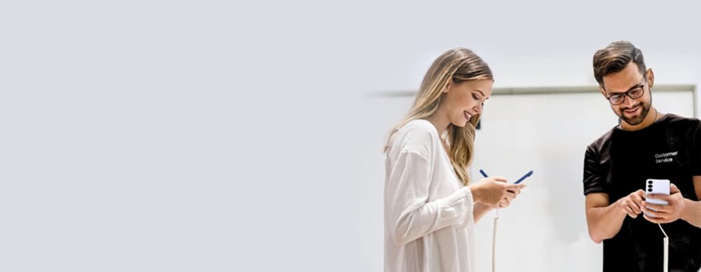 Utilisateurs utilisant un smartphone Samsung Galaxy S26 au quotidien